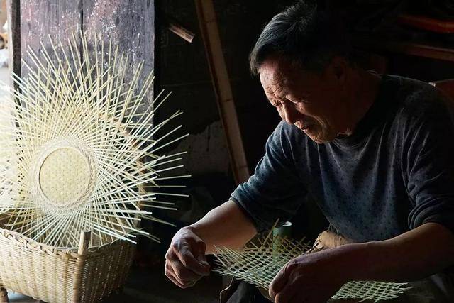 洛寧竹編匠人談中日竹編之別 一曰實用，一曰制作