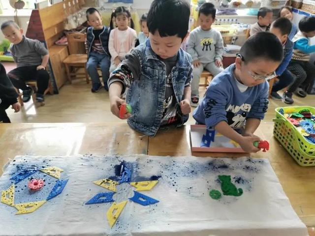小萌娃巧手“染布”，創(chuàng)意扎染點(diǎn)亮童年——濟(jì)南天橋?yàn)I河幼兒園特色美育活動(dòng)獲贊